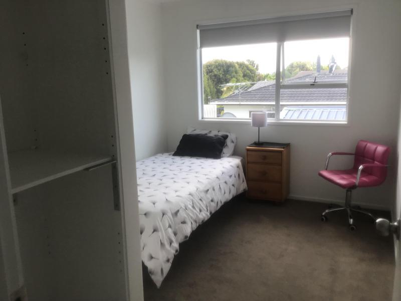Bright, sunny and warm Large single room with king single bed 
